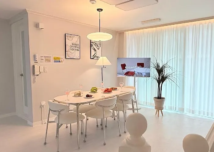 Sindaebang Station 8 Minutes On Foot 20 Minutes By Subway From Hongdae To Gangnam 3 4 Queen Beds 1 Bed Per Person 2 Floor 1 Minute From Convenience Store 아파트 서울특별시