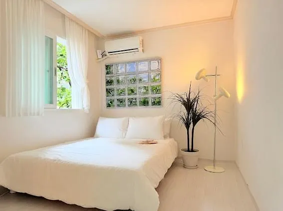 아파트 Sindaebang Station 8 Minutes On Foot 20 Minutes By Subway From Hongdae To Gangnam 3 4 Queen Beds 1 Bed Per Person 2 Floor 1 Minute From Convenience Store *