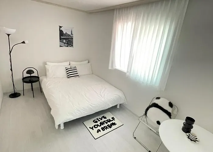 아파트 Sindaebang Station 8 Minutes On Foot 20 Minutes By Subway From Hongdae To Gangnam 3 4 Queen Beds 1 Bed Per Person 2 Floor 1 Minute From Convenience Store 서울특별시