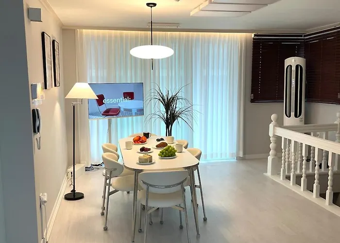 Sindaebang Station 8 Minutes On Foot 20 Minutes By Subway From Hongdae To Gangnam 3 4 Queen Beds 1 Bed Per Person 2 Floor 1 Minute From Convenience Store