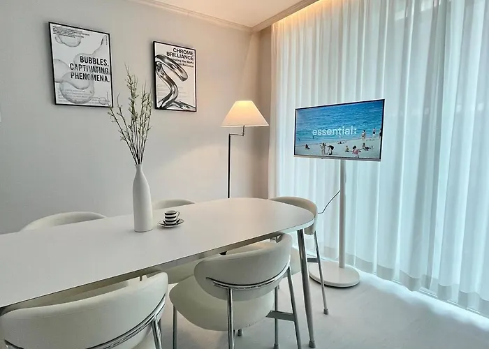 Sindaebang Station 8 Minutes On Foot 20 Minutes By Subway From Hongdae To Gangnam 3 4 Queen Beds 1 Bed Per Person 2 Floor 1 Minute From Convenience Store