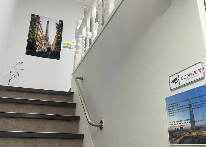 Sindaebang Station 8 Minutes On Foot 20 Minutes By Subway From Hongdae To Gangnam 3 4 Queen Beds 1 Bed Per Person 2 Floor 1 Minute From Convenience Store *