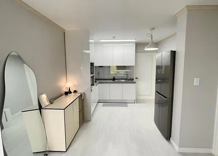Sindaebang Station 8 Minutes On Foot 20 Minutes By Subway From Hongdae To Gangnam 3 4 Queen Beds 1 Bed Per Person 2 Floor 1 Minute From Convenience Store 아파트