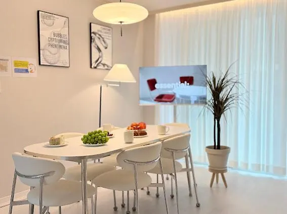 Sindaebang Station 8 Minutes On Foot 20 Minutes By Subway From Hongdae To Gangnam 3 4 Queen Beds 1 Bed Per Person 2 Floor 1 Minute From Convenience Store *