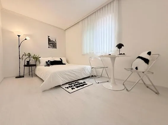 Sindaebang Station 8 Minutes On Foot 20 Minutes By Subway From Hongdae To Gangnam 3 4 Queen Beds 1 Bed Per Person 2 Floor 1 Minute From Convenience Store 서울특별시