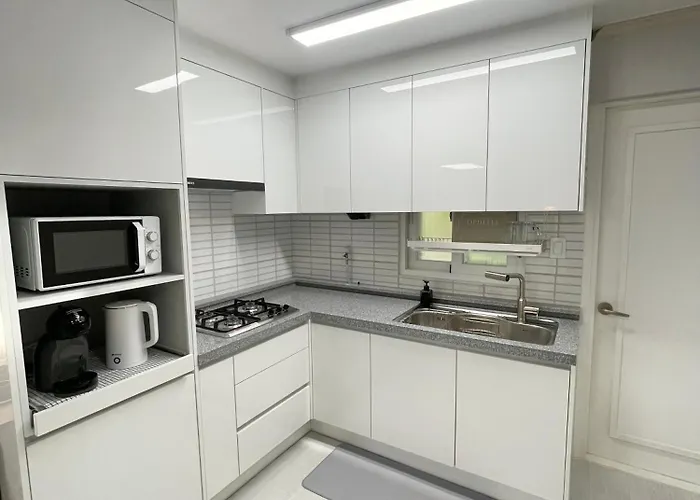 아파트 Sindaebang Station 8 Minutes On Foot 20 Minutes By Subway From Hongdae To Gangnam 3 4 Queen Beds 1 Bed Per Person 2 Floor 1 Minute From Convenience Store