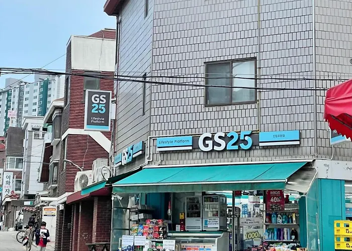 Sindaebang Station 8 Minutes On Foot 20 Minutes By Subway From Hongdae To Gangnam 3 4 Queen Beds 1 Bed Per Person 2 Floor 1 Minute From Convenience Store *