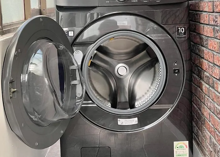 Sindaebang Station 8 Minutes On Foot 20 Minutes By Subway From Hongdae To Gangnam 3 4 Queen Beds 1 Bed Per Person 2 Floor 1 Minute From Convenience Store 아파트